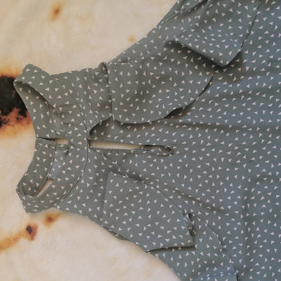 Sage green sleeveless blouse, with white triangle pattern, large, fits medium - Picture 2 of 3